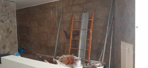 Loja c/ 65m² - À Rua D. Afonso Henriques