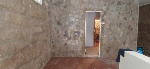 Loja c/ 65m² - À Rua D. Afonso Henriques