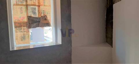 Loja c/ 65m² - À Rua D. Afonso Henriques