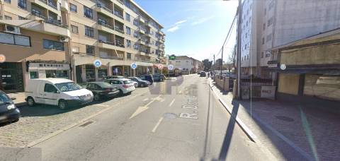 Loja c/ 65m² - À Rua D. Afonso Henriques