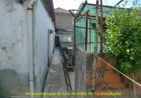 Ilha c/ 7 casas para recuperar em São Mamede Infesta, zona do Amial