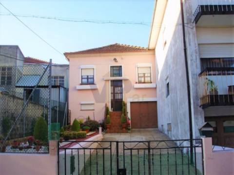 Edifício com Moradia + Ilha Ilha c/ 7 casas para recuperar no Amial