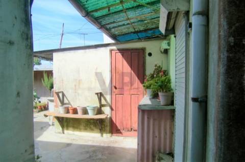 Edifício com Moradia + Ilha Ilha c/ 7 casas para recuperar no Amial