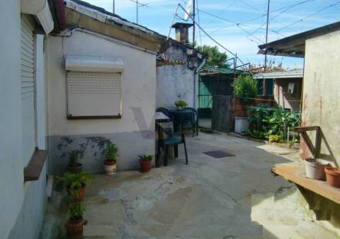 Edifício com Moradia + Ilha Ilha c/ 7 casas para recuperar no Amial