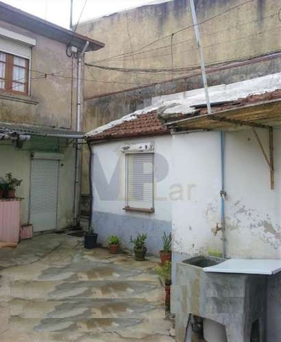 Edifício com Moradia + Ilha Ilha c/ 7 casas para recuperar no Amial