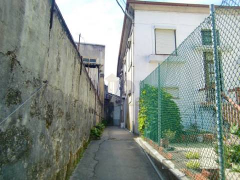 Edifício com Moradia + Ilha Ilha c/ 7 casas para recuperar no Amial