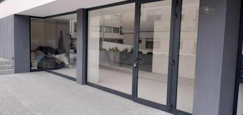 Loja c/ 204m² ao Centro de Rio Tinto (Metro)