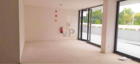 Loja c/ 204m² ao Centro de Rio Tinto (Metro)