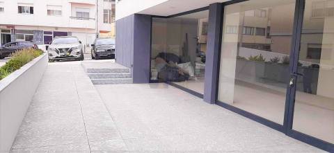 Loja c/ 204m² ao Centro de Rio Tinto (Metro)