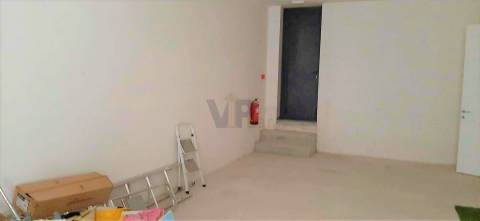 Loja c/ 204m² ao Centro de Rio Tinto (Metro)