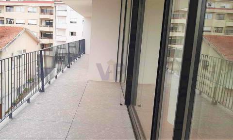 T4 NOVO c/ Terraço +/-300m² e 4 Lug. garagem no centro de Rio Tinto