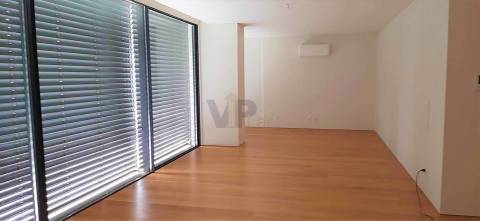 T4 NOVO c/ Terraço +/-300m² e 4 Lug. garagem no centro de Rio Tinto