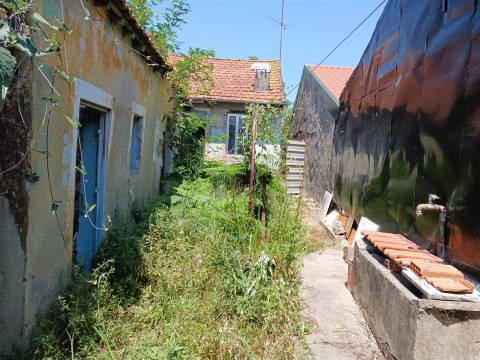 Terreno c/ 252m² c/ Moradia T2 - S. Mamede de Infesta