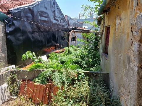 Terreno c/ 252m² c/ Moradia T2 - S. Mamede de Infesta