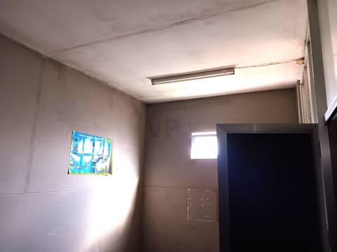 Loja c/ aprox. 85m² - À Rua D. Afonso Henriques, no Corim