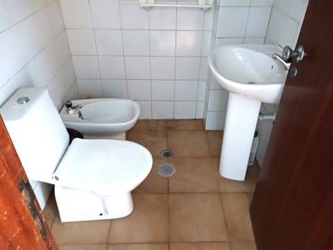 Loja c/ aprox. 85m² - À Rua D. Afonso Henriques, no Corim