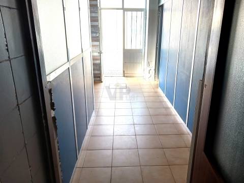 Loja c/ aprox. 85m² - À Rua D. Afonso Henriques, no Corim