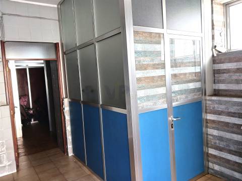 Loja c/ aprox. 85m² - À Rua D. Afonso Henriques, no Corim