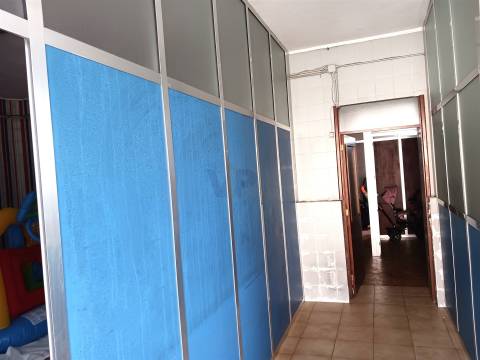 Loja c/ aprox. 85m² - À Rua D. Afonso Henriques, no Corim