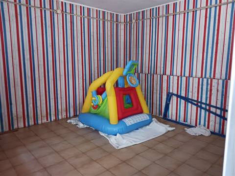 Loja c/ aprox. 85m² - À Rua D. Afonso Henriques, no Corim