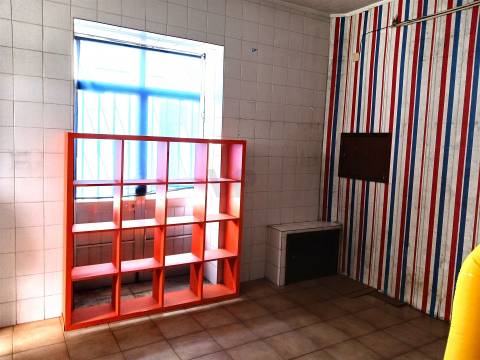 Loja c/ aprox. 85m² - À Rua D. Afonso Henriques, no Corim