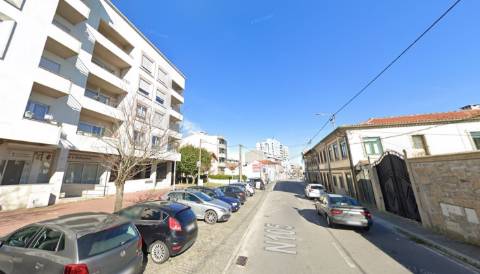 Loja c/ aprox. 85m² - À Rua D. Afonso Henriques, no Corim