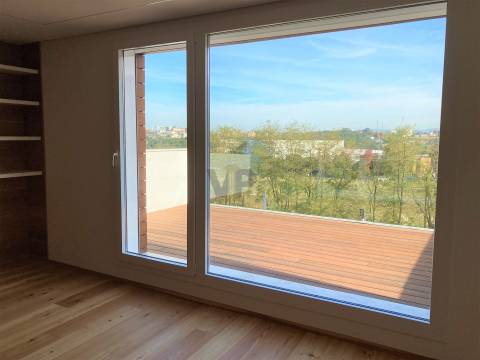 Excelente Moradia T4 c/ Jardins e 2 Terraços - Leça do Balio