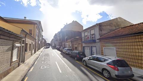 Moradia p/ Reabilitar - A 5 min. H.São João (Amial)