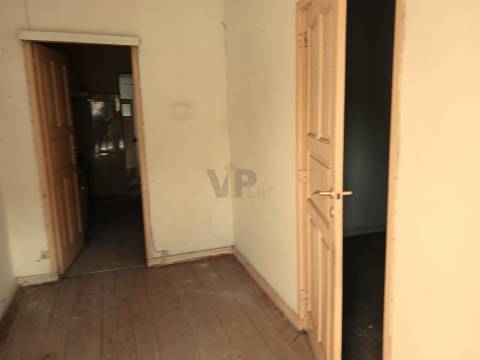 Moradia p/ Reabilitar - A 5 min. H.São João (Amial)