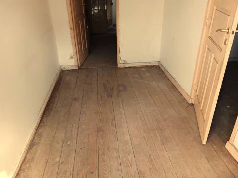 Moradia p/ Reabilitar - A 5 min. H.São João (Amial)