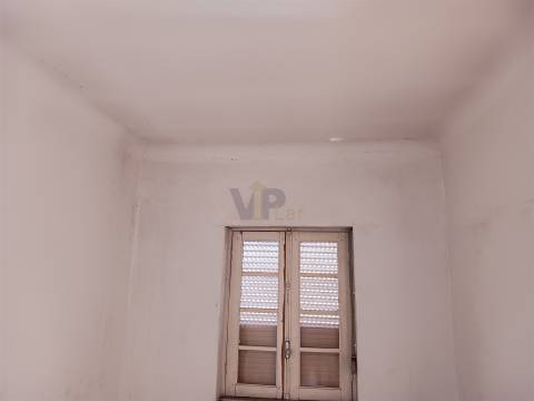 Moradia p/ Reabilitar - A 5 min. H.São João (Amial)