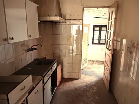 Moradia p/ Reabilitar - A 5 min. H.São João (Amial)