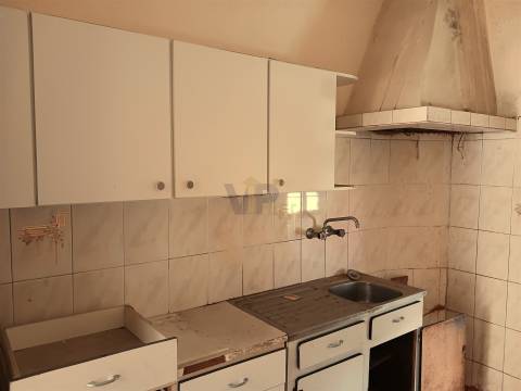 Moradia p/ Reabilitar - A 5 min. H.São João (Amial)