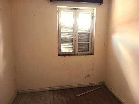 Moradia p/ Reabilitar - A 5 min. H.São João (Amial)