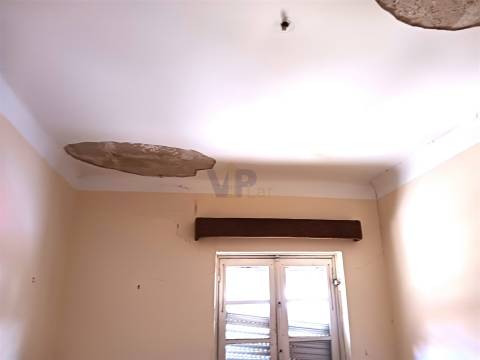 Moradia p/ Reabilitar - A 5 min. H.São João (Amial)