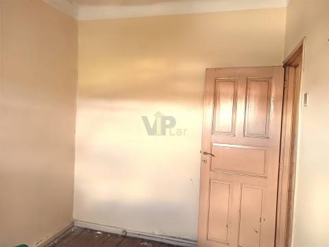 Moradia p/ Reabilitar - A 5 min. H.São João (Amial)