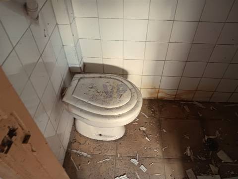 Moradia p/ Reabilitar - A 5 min. H.São João (Amial)