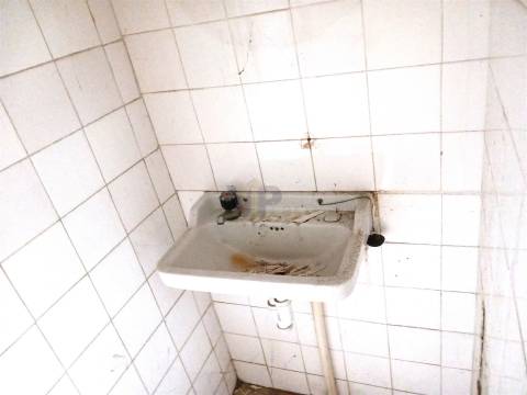 Moradia p/ Reabilitar - A 5 min. H.São João (Amial)