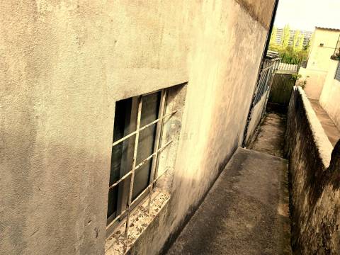 Moradia p/ Reabilitar - A 5 min. H.São João (Amial)