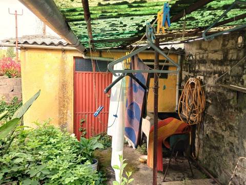 Moradia p/ Reabilitar - A 5 min. H.São João (Amial)