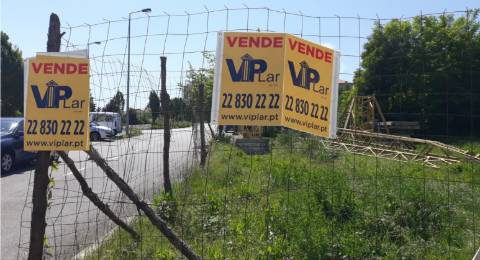 Aos Construtores: Terreno p/ Prédio c/ 28x T2  Maia (Águas Santas)