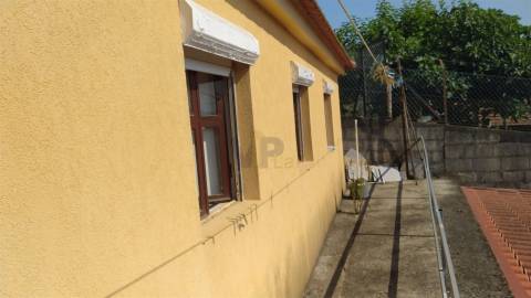 Pequena Moradia T2 com Quintal