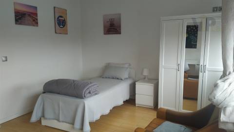 Quarto individual c/ despesas incluídas - Ao H. S. João / Faculdades