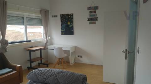 Quarto individual c/ despesas incluídas - Ao H. S. João / Faculdades