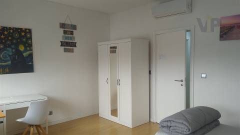 Quarto individual c/ despesas incluídas - Ao H. S. João / Faculdades