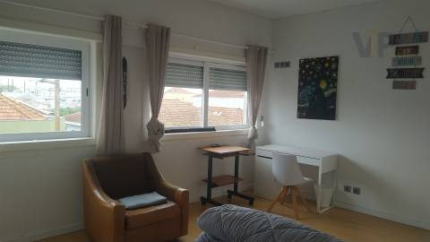 Quarto individual c/ despesas incluídas - Ao H. S. João / Faculdades