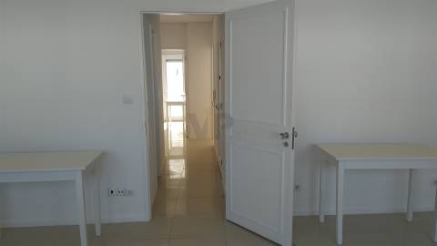 Quarto individual 25m² e AC  c/ despesas incluídas e wc privativo - Ao H. S. João / Faculdades