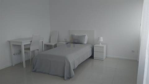 Quarto individual 25m² e AC  c/ despesas incluídas e wc privativo - Ao H. S. João / Faculdades