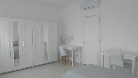 Quarto individual 25m² e AC  c/ despesas incluídas e wc privativo - Ao H. S. João / Faculdades