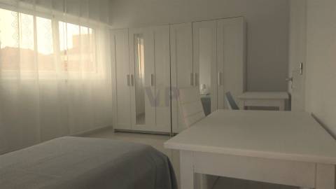 Quarto individual 25m² e AC  c/ despesas incluídas e wc privativo - Ao H. S. João / Faculdades